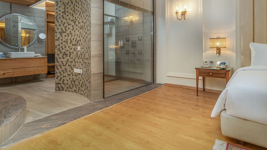 A Spacious wooden-floored suite with contemporary furnishings - Sarovar Premiere, Srinagar